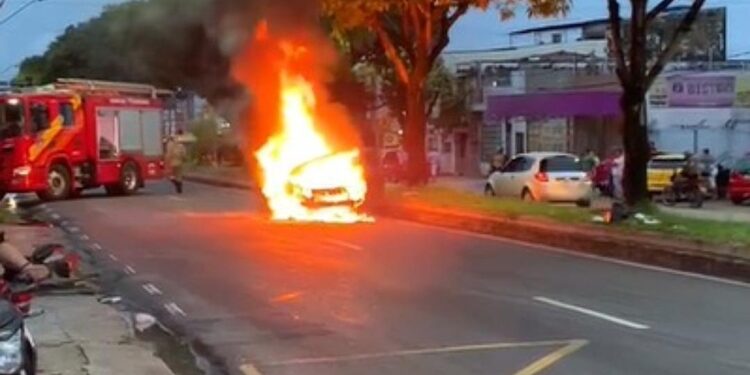 Veículo fica totalmente destruído após incêndio, em Manaus