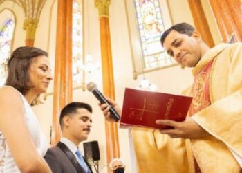 Tristeza: Um ano após celebrar casamento, padre realiza velório e sepultamento de casal morto soterrado em Petrópolis