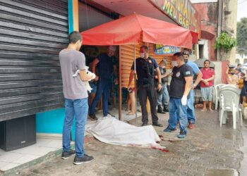 Imagens fortes: Homem é executado em plena luz do dia, em frente a bar no Centro de Manaus