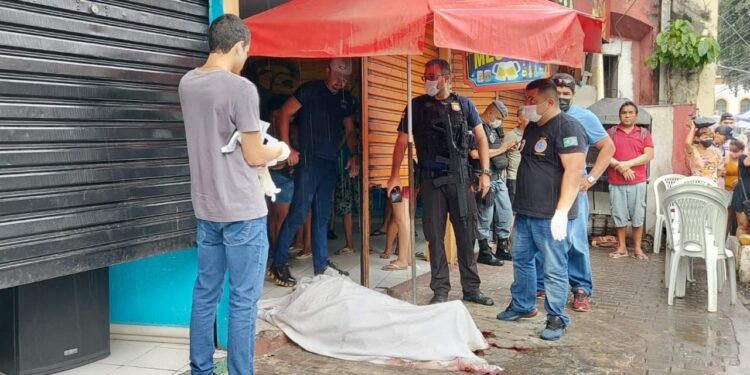 Imagens fortes: Homem é executado em plena luz do dia, em frente a bar no Centro de Manaus