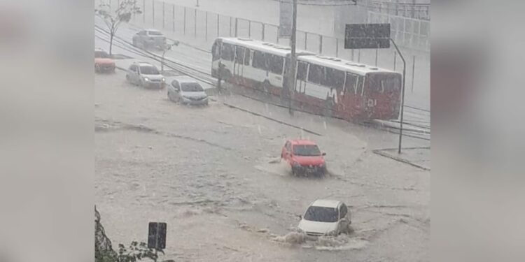 Prefeitura de Manaus alerta população sobre chuva intensa que deve cair na cidade nas próximas horas