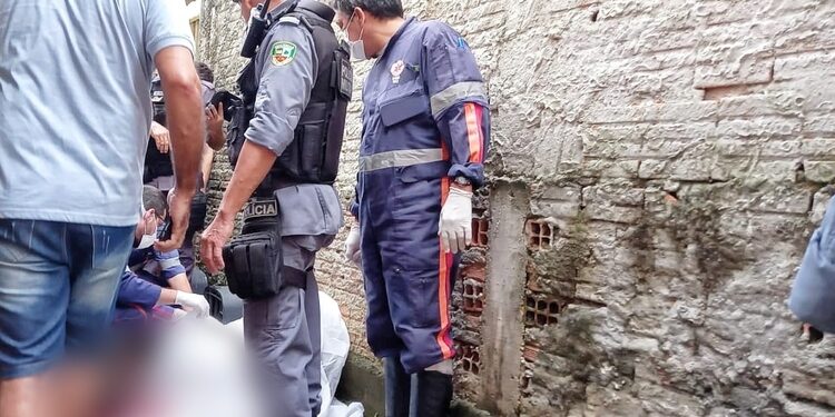 Jovem tem corpo crivado de balas em beco na Compensa