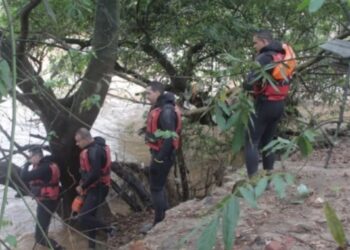 Não aceitando término do casamento, pai espanca filha de 6 anos e a joga em rio 