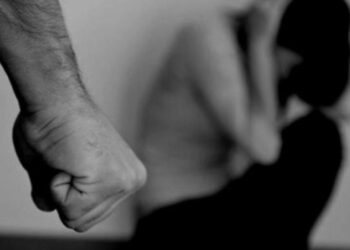 Covardia: homem é preso por espancar esposa com tábua de carne em Itacoatiara 