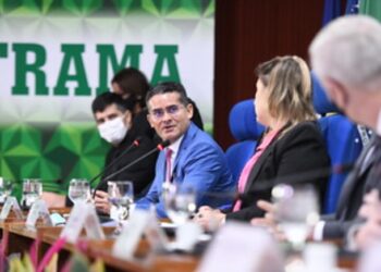 Prefeito David Almeida reúne políticos e representantes da indústria e do comércio em defesa da ZFM