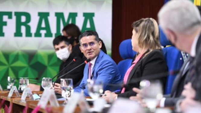 Prefeito David Almeida reúne políticos e representantes da indústria e do comércio em defesa da ZFM