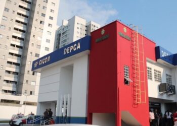 Homem é preso após bater no filho com cadeira de plástico em Manaus