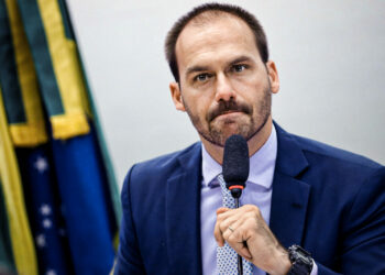Eleições 2022: Após pesquisa que aponta vitória de Lula, Eduardo Bolsonaro diz “É Jair ou pode fazer as malas”