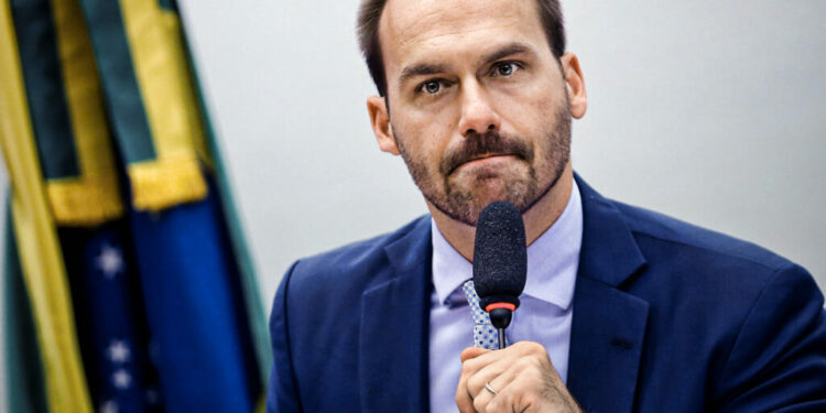 Eleições 2022: Após pesquisa que aponta vitória de Lula, Eduardo Bolsonaro diz “É Jair ou pode fazer as malas”