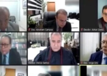 VÍDEO: Desembargador passa vergonha em sessão do TJAM ao ter “biblioteca fake” descoberta