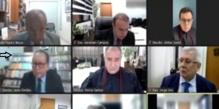VÍDEO: Desembargador passa vergonha em sessão do TJAM ao ter “biblioteca fake” descoberta