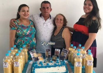 Amazonense faz a festa de convidados de aniversário ao dar farinha como lembrancinha