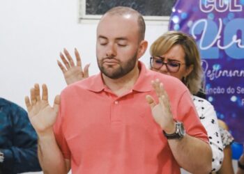 Condenado por propagar calúnia na rede social, deputado Fausto Júnior agora usa o Insta para postar foto na igreja