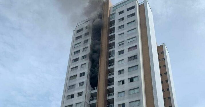 Apartamento pega fogo e leva pânico a moradores de prédio em Manaus