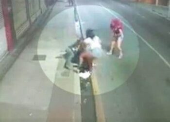 Ladrão tenta roubar grupo de amigos mas cai em cima de faca e morre