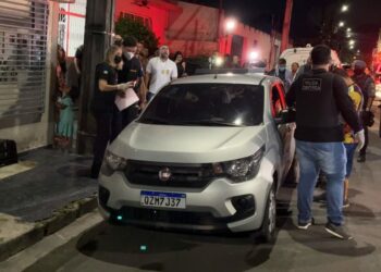 Após troca de tiros com a polícia, homem morre dentro de carro roubado na zona Norte de Manaus