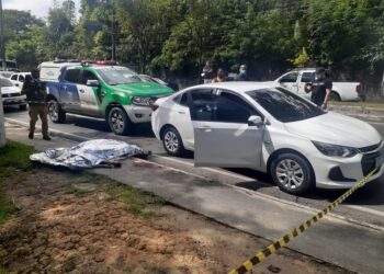 Homem é executado em frente a esposa, dentro de carro próximo à Ufam