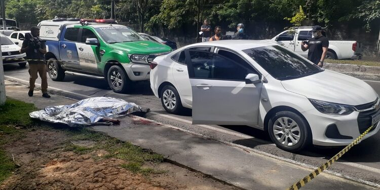 Homem é executado em frente a esposa, dentro de carro próximo à Ufam