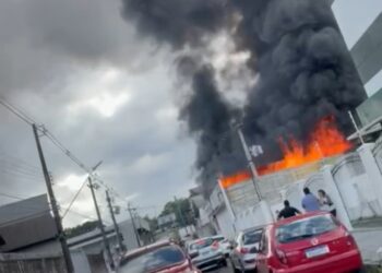 Urgente: Incêndio toma conta de depósito de igreja no bairro Chapada