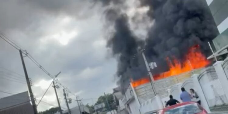 Urgente: Incêndio toma conta de depósito de igreja no bairro Chapada