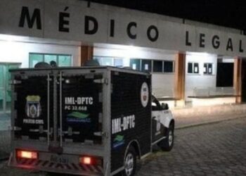 Pistoleiros arrancam motorista de APP de carro e o executam no meio da rua em Manaus