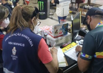 Bebuns, som alto e sem licença: lojas de conveniência são interditadas em Manaus
