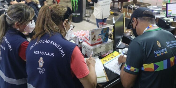 Bebuns, som alto e sem licença: lojas de conveniência são interditadas em Manaus