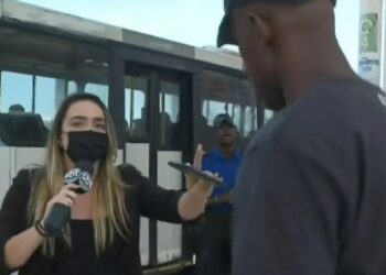 Jornalista é intimidada ao vivo por dois homens enquanto fazia reportagem sobre greve de motoristas