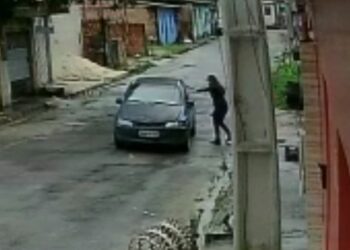 VÍDEO: Jornalista reage a assalto, luta com ladrão e recupera celular, em Manaus