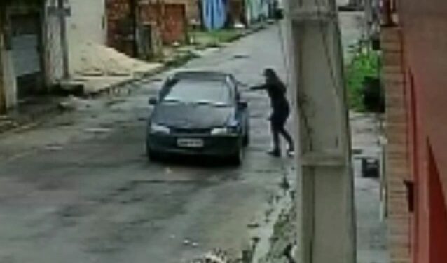 VÍDEO: Jornalista reage a assalto, luta com ladrão e recupera celular, em Manaus