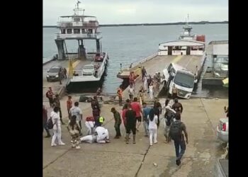 Vídeo: estudante pula de ônibus sem freio, bate a cabeça e morre no Porto da Ceasa