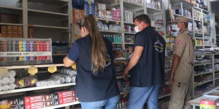 Três lojas de fogos de artifícios são fechadas em Manaus durante fiscalização