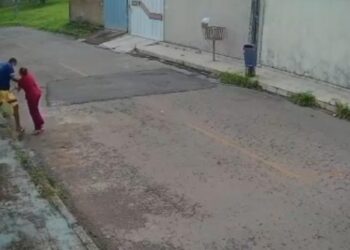 VÍDEO: Mulher luta com ladrão e depois vai até a casa dele pegar celular roubado de volta