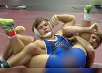 VÍDEO: Luta é paralisada após roupa de lutador rasgar e deixar tudo à mostra