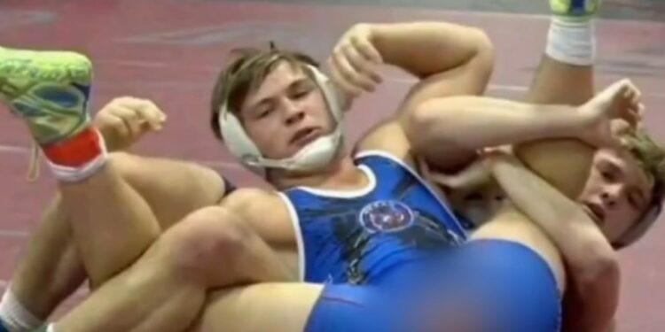 VÍDEO: Luta é paralisada após roupa de lutador rasgar e deixar tudo à mostra