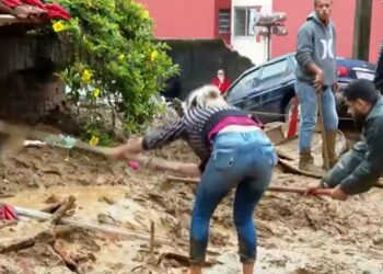 Desespero: Mulher procura por bebê de 1 ano em meio à lama, em Petrópolis