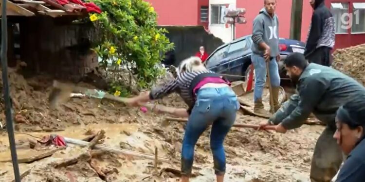 Desespero: Mulher procura por bebê de 1 ano em meio à lama, em Petrópolis