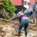 Desespero: Mulher procura por bebê de 1 ano em meio à lama, em Petrópolis