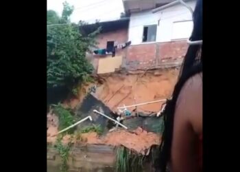 Vídeo: após deslizamento, Defesa Civil retira oito famílias do bairro Petrópolis, em Manaus