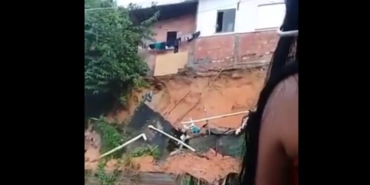 Vídeo: após deslizamento, Defesa Civil retira oito famílias do bairro Petrópolis, em Manaus