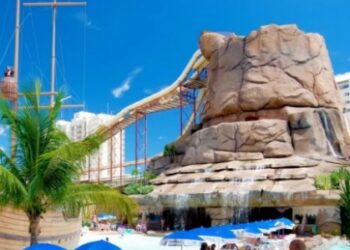 Tragédia: menino de 8 anos morre após cair de toboágua de 15 metros