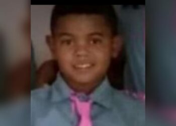 Criança de 9 anos morre após ser alvo de diversos tiros no lugar do pai