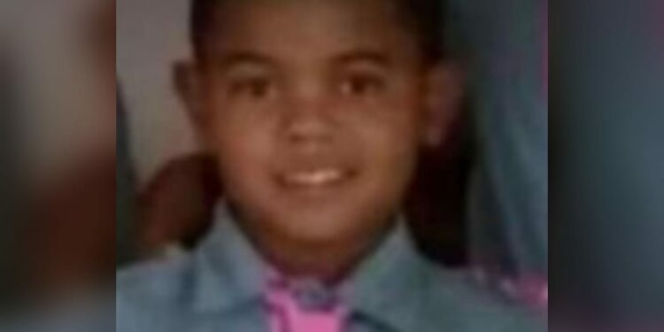 Criança de 9 anos morre após ser alvo de diversos tiros no lugar do pai