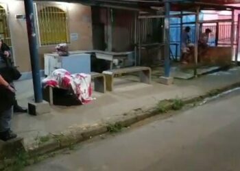 VIOLÊNCIA: jovem é executado na parada de ônibus em Manaus