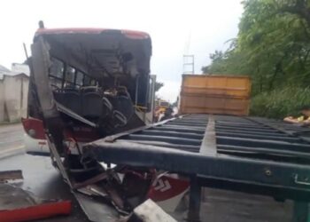 Ônibus da linha 418 fica destruído ao bater com carreta no Distriro Industrial, em Manaus