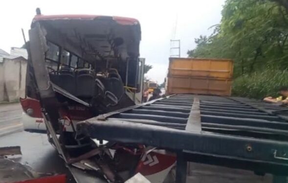 Ônibus da linha 418 fica destruído ao bater com carreta no Distriro Industrial, em Manaus