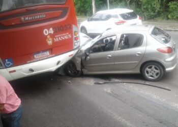 Carro não freia a tempo e entra embaixo de ônibus na Constantino Nery