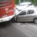 Carro não freia a tempo e entra embaixo de ônibus na Constantino Nery