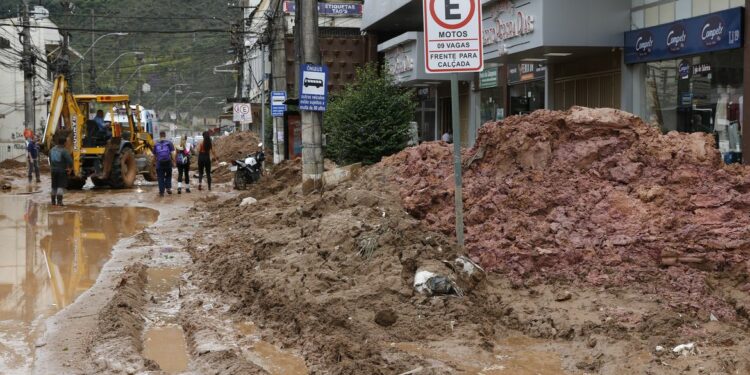 Petrópolis tem mais de 170 mortos e mais de 100 desaparecidos
