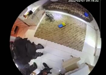 Policiais militares são flagrados invadindo e furtando objetos de dentro de uma casa, no Rio de Janeiro